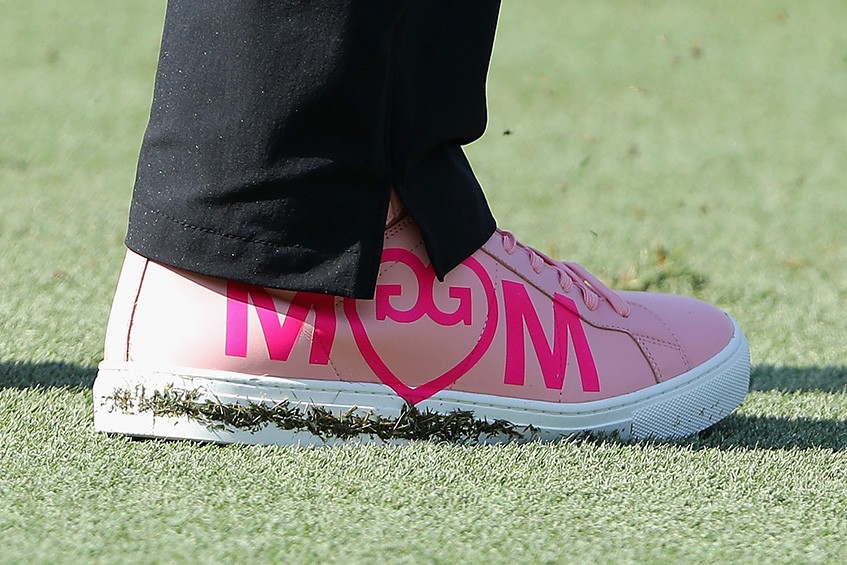 达斯汀·约翰逊于发球台从容预备，极简风格的低帮球鞋衬托出其潇洒身姿