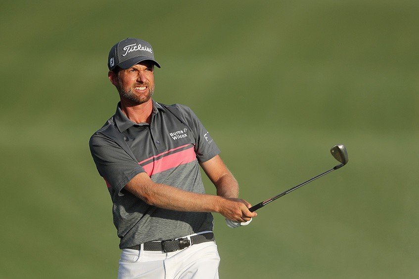 巴巴·沃森大力开球瞬间，色彩鲜艳的战靴在挥杆动态中划出一道炫影