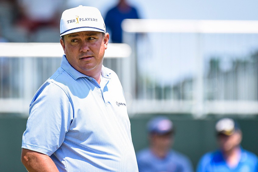 李真明在树林中巧妙处理困难球位，其灵巧的战靴帮助他在复杂地形中保持平衡