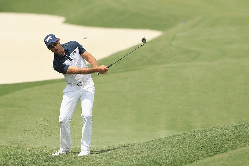 帕特里克·坎特利年轻而专注的面容下，一双现代感十足的高尔夫球鞋稳踏大地