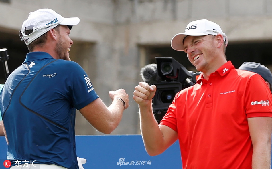 夜幕降临前的迪拜朱美拉球场美景,现代都市天际线与锦标赛级球场交相辉映