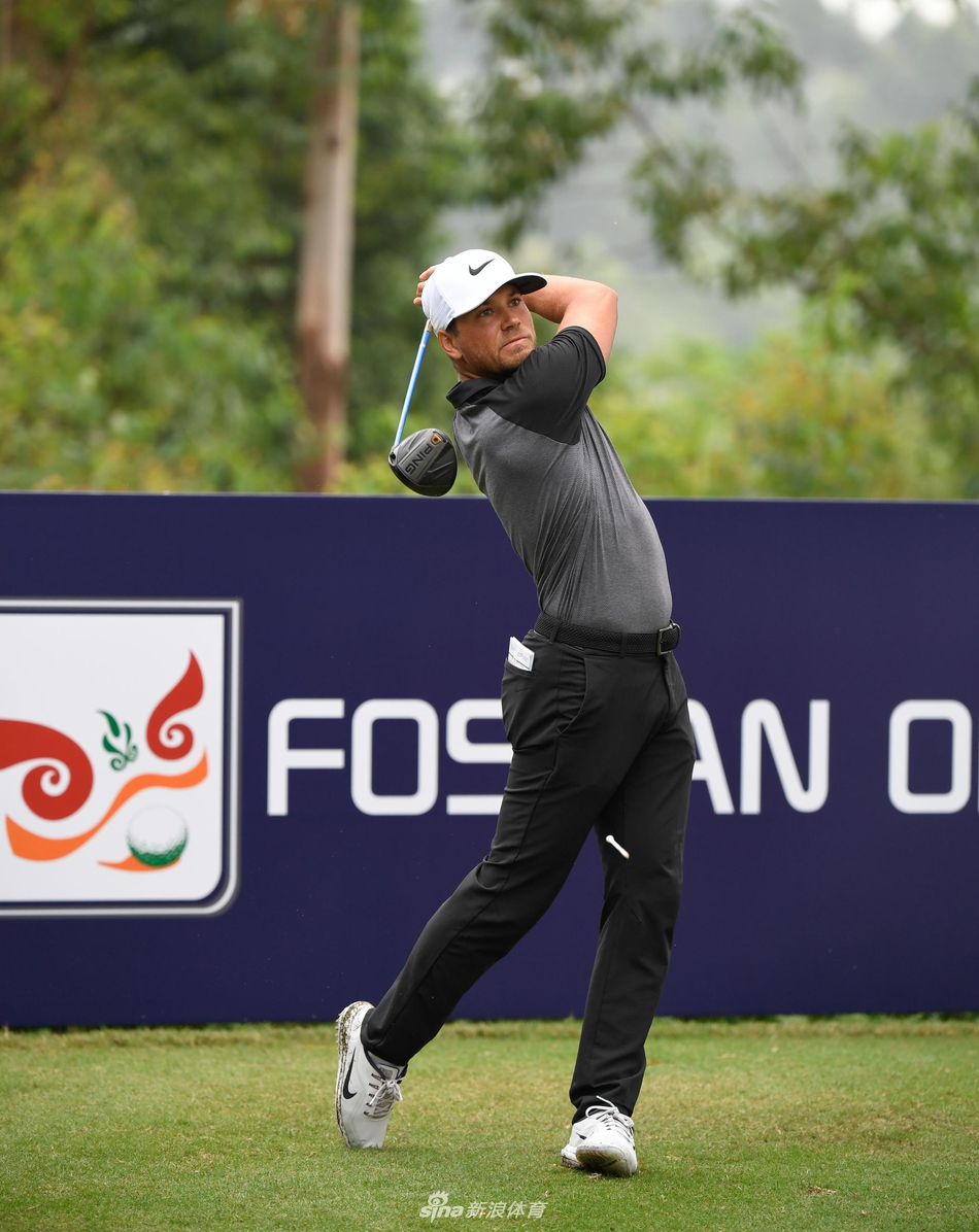 特写高尔夫球被推杆轻轻推出，在翠绿果岭上匀速滚动，直奔洞杯而去