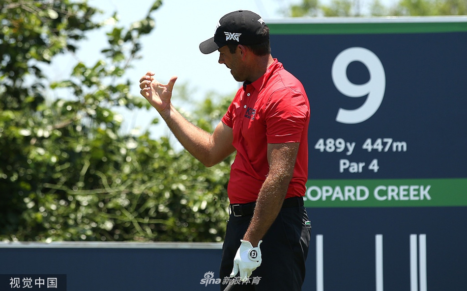 球童为球员仔细阅读果岭线，两人低头商讨策略