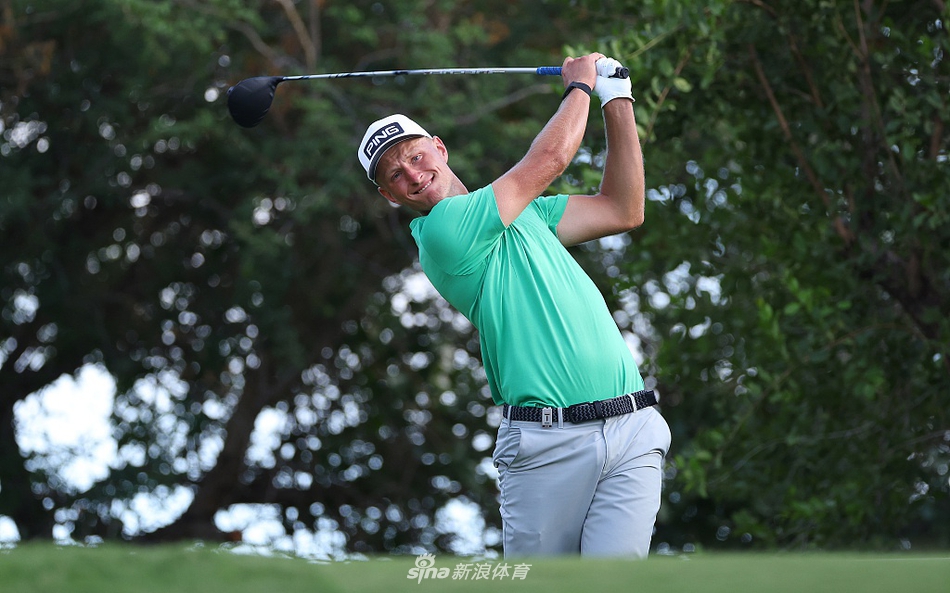 黄昏时分，梅龙克在球道沙坑中冷静处理困难球位，展现其全面的技术能力。