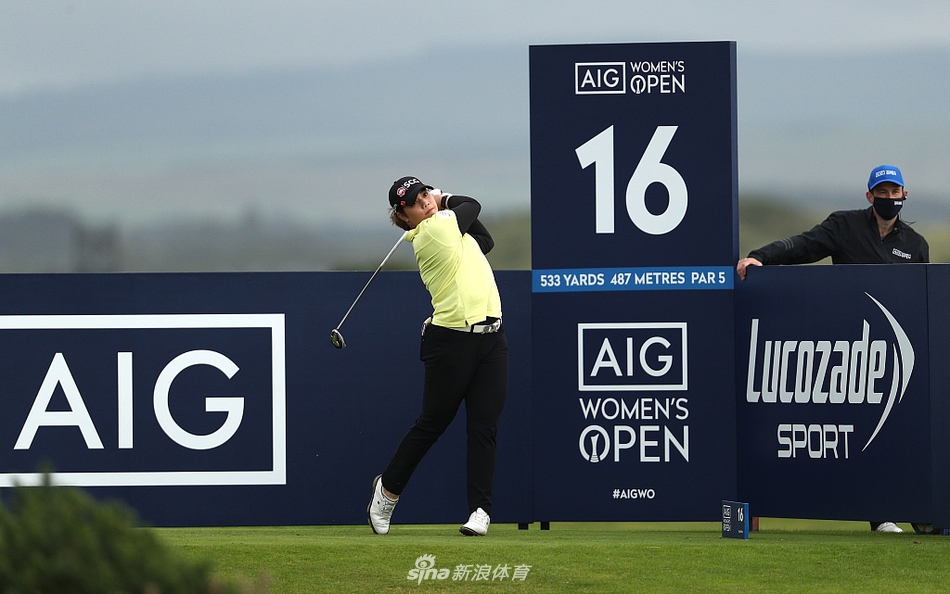 小白球划过特隆球场上空，背景是标志性的古老会所与万里晴空，构成一幅力与美交融的画卷。