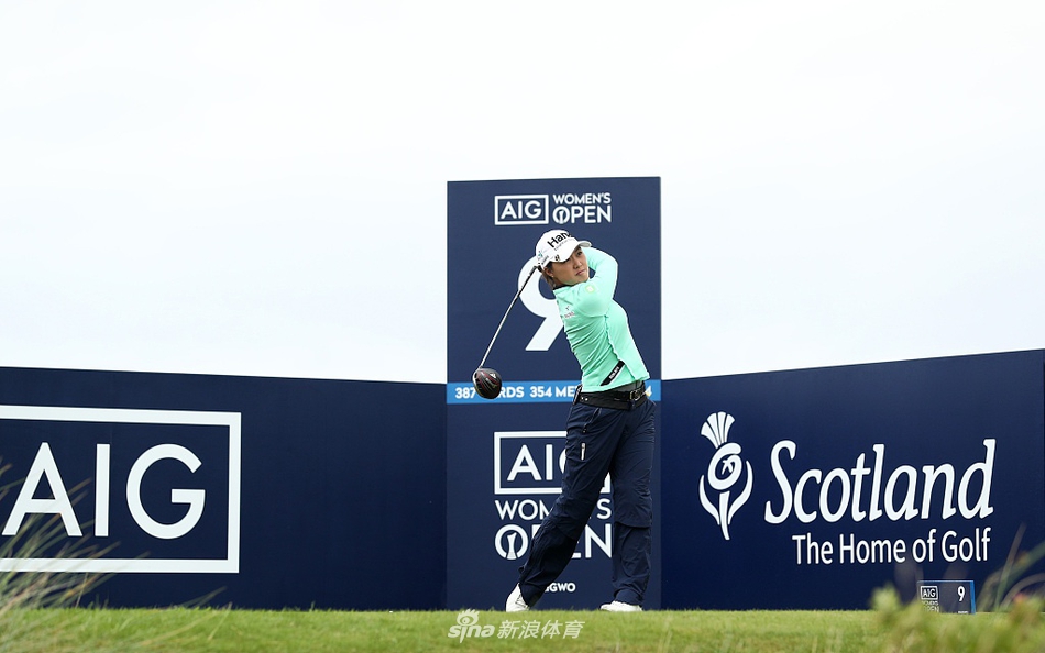 计分板前，观众正在密切关注不断变动的排名，悬念随着每一组球员的归来而持续发酵。