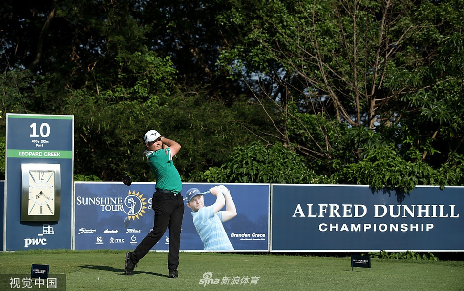 查尔-舒瓦泽尔凝视球道，阳光在他身后拉出长长的影子