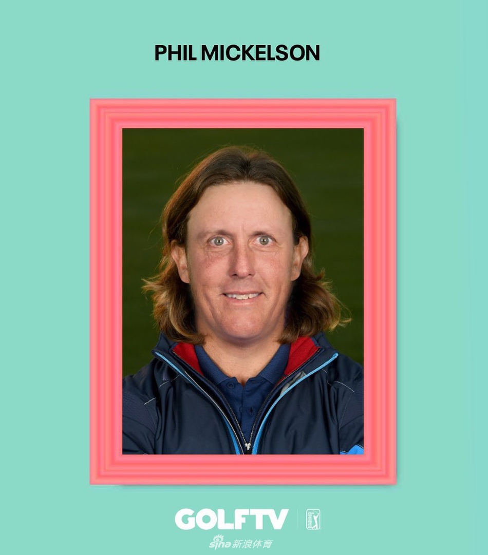 一位足球场上驰骋的锋线杀手，此刻顶着一头浓密蓬松的金色卷发，笑容灿烂，仿佛刚完成一记庆祝进球。