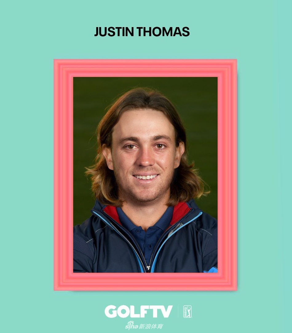 泳坛飞鱼在泳池边露出水面，标志性的卷发湿漉漉地贴在额前，笑容清澈，仿佛刚在高尔夫球场上完成了一记小鸟推。