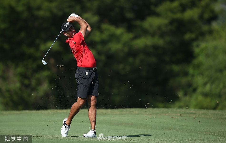 厄尼-埃尔斯在果岭边沉稳推杆，表情专注而平静