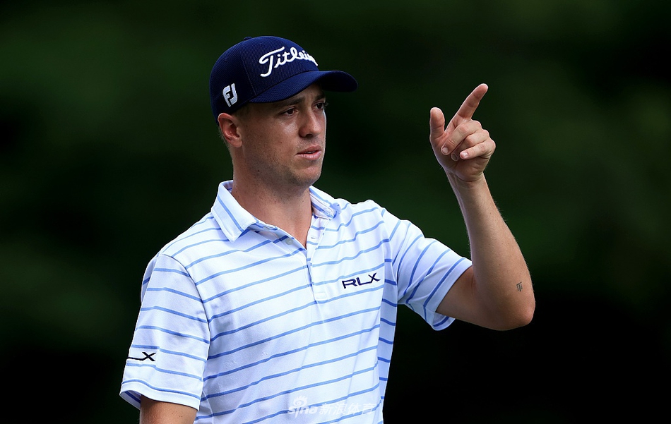 科林-森川夺冠后高举双臂激情庆祝，背景中观众起立鼓掌