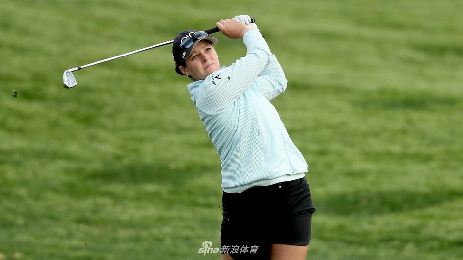 全景展示使命丘俱乐部会所与周围环境，赛事气氛浓厚