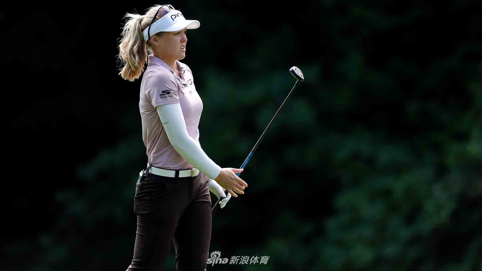 镜头俯瞰哥伦比亚埃奇沃特乡村俱乐部绿意盎然的经典球道景观