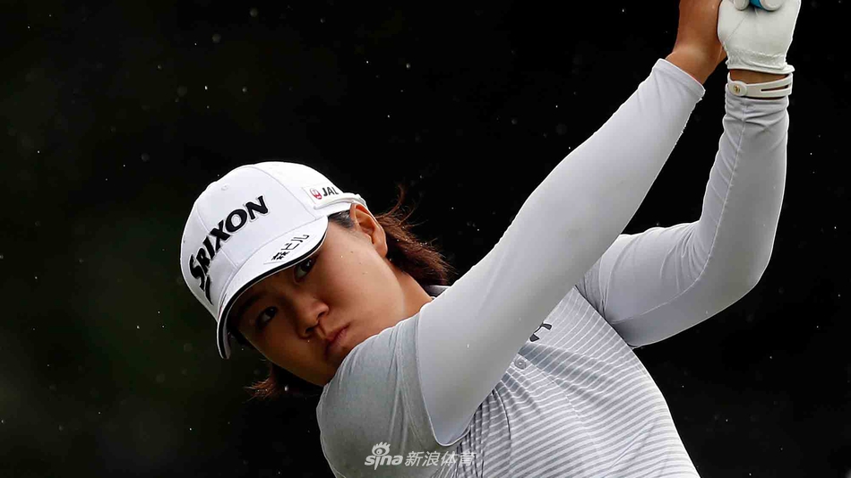 许美贞在球道中央优雅流畅地完成一次全挥杆，球划出完美弧线