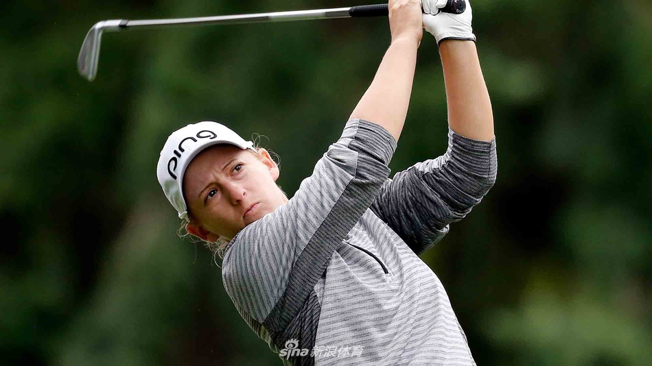 汉娜格林在球场五号洞果岭边，为关键一击仔细斟酌选杆