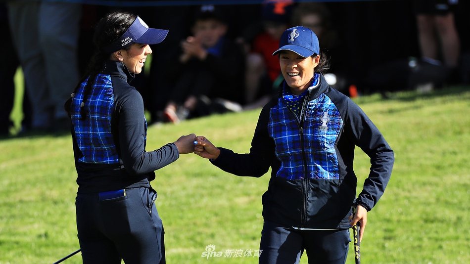 小球滚入洞杯的瞬间，欧洲队替补席爆发出山呼海啸般的欢呼与呐喊。