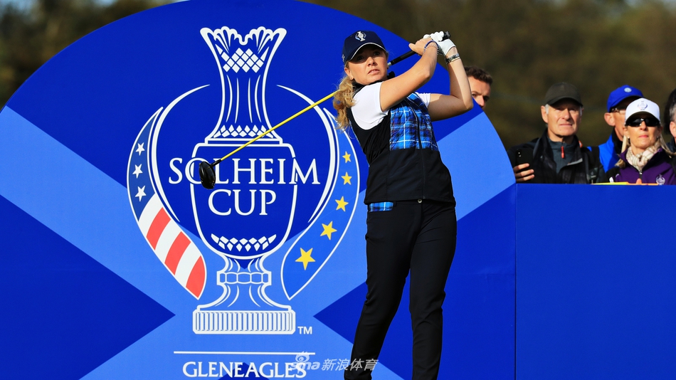 颁奖时刻，欧洲队全体成员高高举起闪亮的索尔海姆杯奖杯，脸上洋溢着无比自豪的笑容。