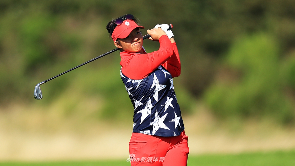 美国队球员莱克西·汤普森在比赛中奋力一击，她的眼神专注而坚定。