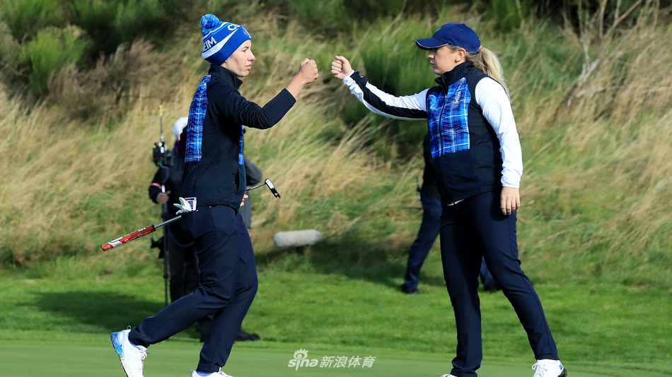 欧洲队队员围在一起商讨战略，她们坚定的眼神中充满了对胜利的渴望。