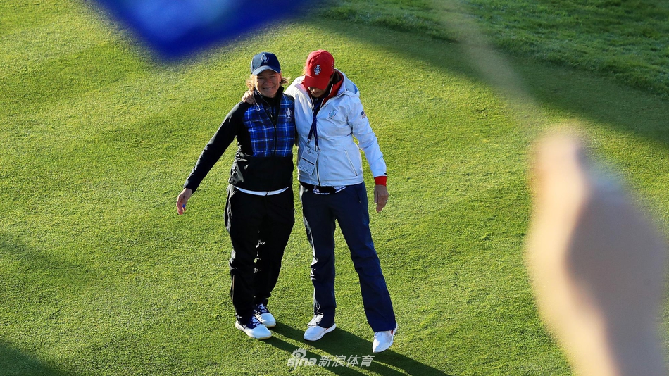 科达姐妹在果岭上紧紧相拥庆祝，她们历史性的胜利为美国队注入了强大动力。