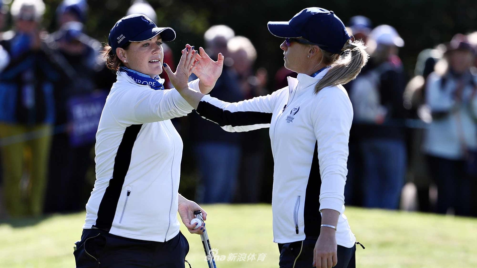 夕阳下的鹰谷球场全景，这片土地见证了2019年索尔海姆杯最跌宕起伏的传奇。