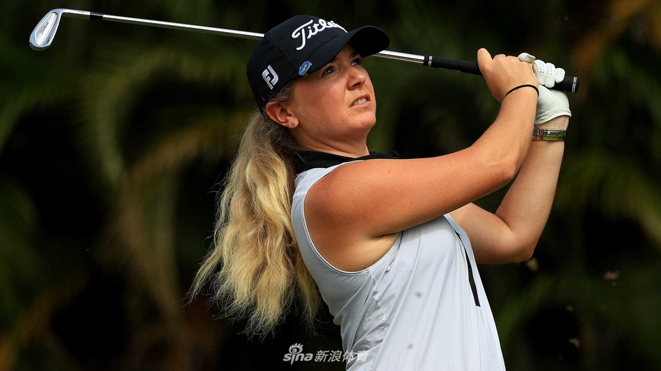 萨格斯托姆与亚军畑冈奈纱在颁奖仪式上共同展示奖杯，彼此致以诚挚的微笑与敬意。