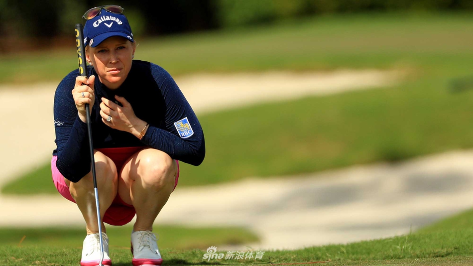 夕阳下，萨格斯托姆独自走在球道上，身影被拉长，仿佛象征着漫长征程后终于抵达目标。