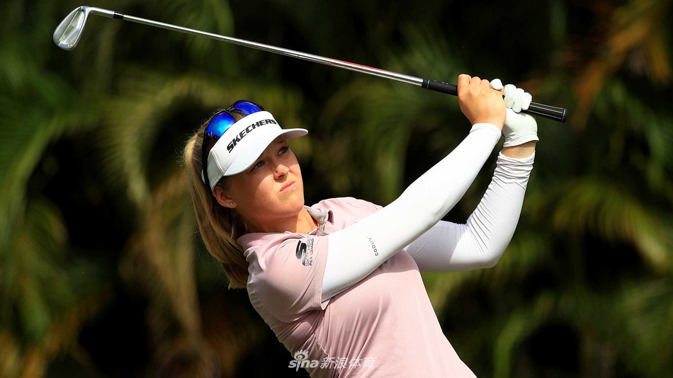 萨格斯托姆与她的临时球童艾伦·克拉克在比赛中亲切交流，后者脸上带着鼓励的微笑。