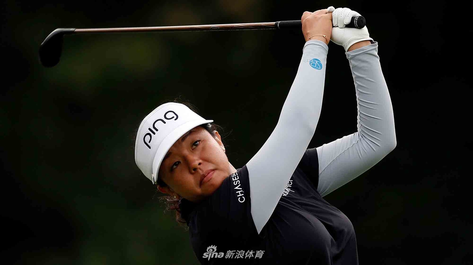 夕阳余晖下，球员完成最后一洞后与球童击掌庆祝一天的比赛结束