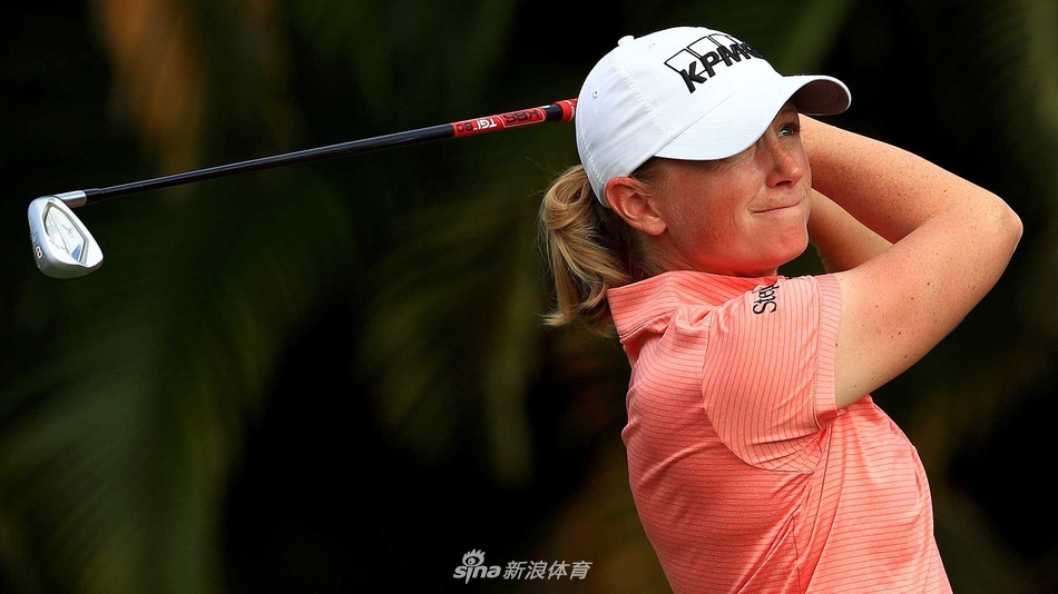 萨格斯托姆高举冠军奖杯，向四周的观众与镜头展示，脸上绽放着灿烂而自豪的笑容。