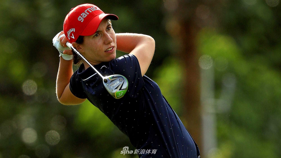 玛德琳·萨格斯托姆在决赛轮中全神贯注地推杆，眼神坚定，身旁是博卡里奥球场的广阔果岭。