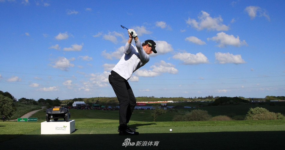 丹麦独特的山坡地形球场，绿茵如毯的球道与远方的树林构成一幅宁静而富有挑战性的画面。