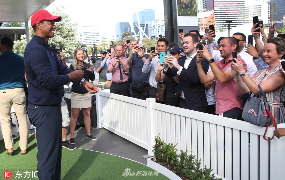 伍兹与队友在练习果岭边专注商讨，战术板上的推杆线路决定着比赛的走向。