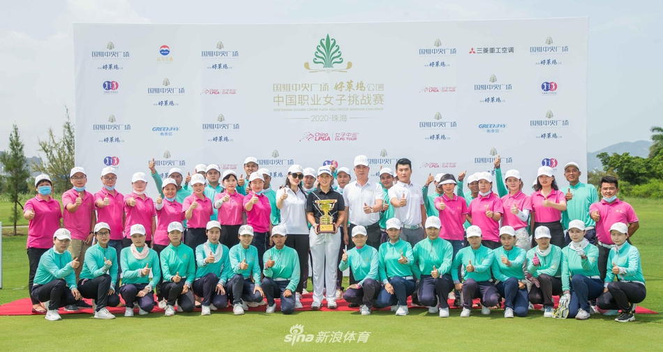 十七岁冠军殷若宁在珠海好莱坞广场挑战赛上优雅挥杆，目光坚定地望向前方球道。