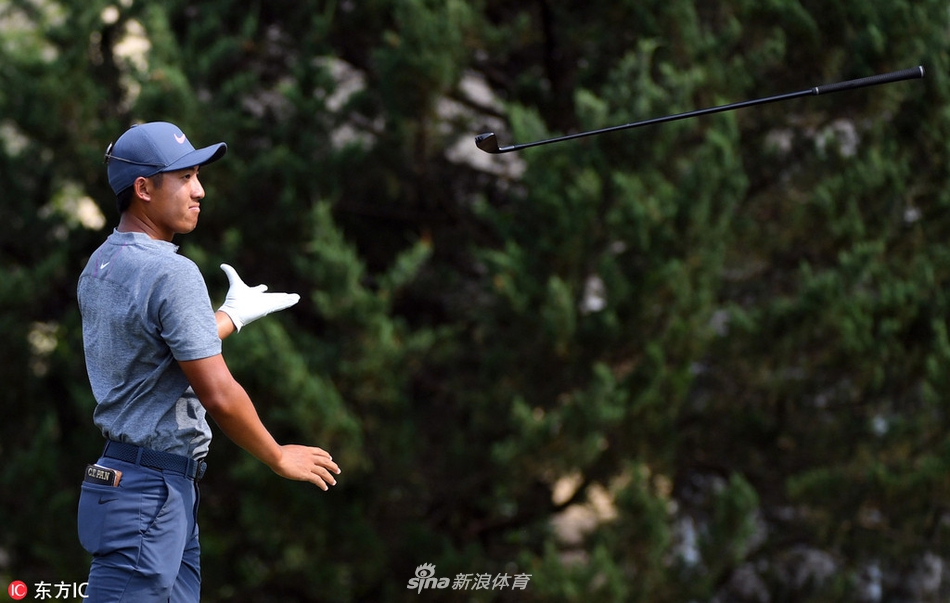 一位球员在TPC南风球场经典的沙坑中救球，沙坑边缘与后方绿树构成了典型的球场景观。