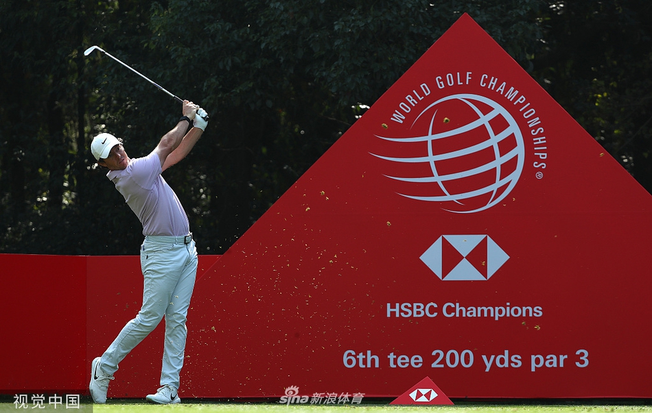 卫冕冠军赞德·谢奥菲勒在比赛中沉思,思考下一杆的策略