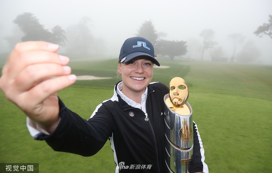 卡斯特伦在果岭上沉稳推杆神情专注如置身无人之境