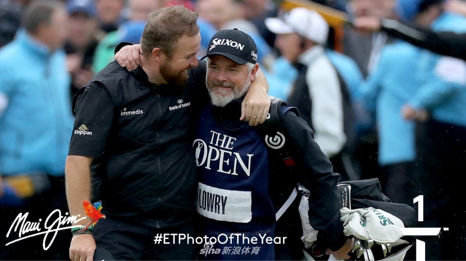 肖恩·劳瑞在皇家波特拉什第18洞果岭振臂高呼，身后是漫山遍野为他欢呼的家乡球迷