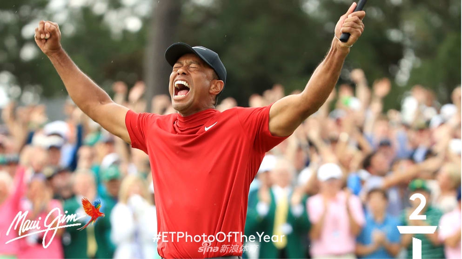 泰格·伍兹在奥古斯塔第18洞果岭握拳怒吼，宣泄着历经四千余天等待后王者归来的无尽情感
