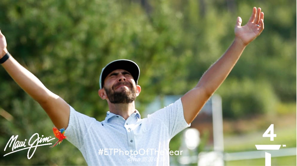 贾斯汀·罗斯在圆石滩蔚蓝海岸边潇洒挥杆，身后是悬崖与太平洋构成的壮丽画卷