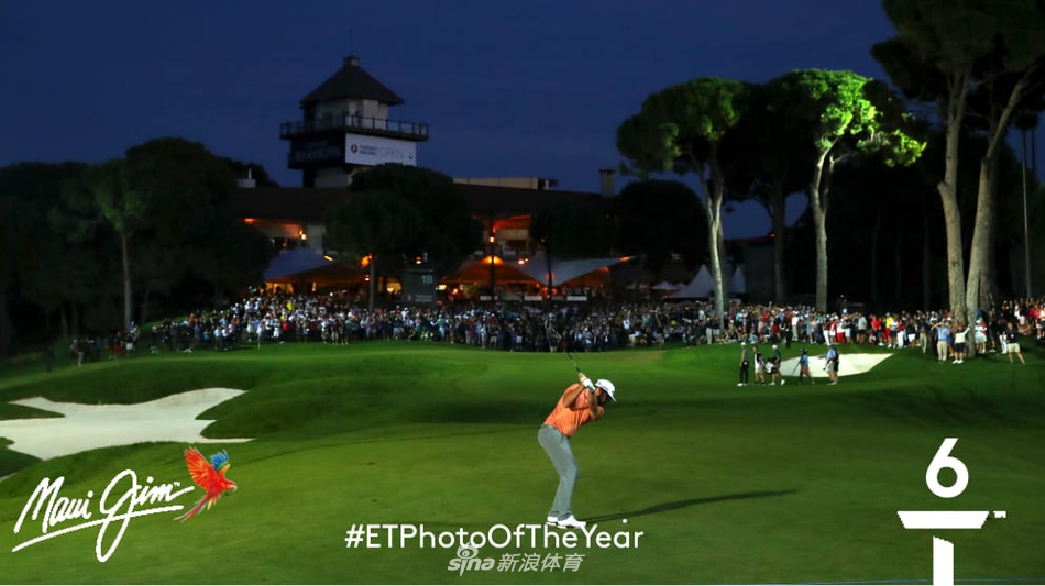肖恩·劳瑞深情亲吻葡萄酒壶奖杯，胡须上似乎还沾染着庆祝时的香槟，画面充满纯粹的喜悦
