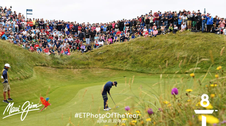 贾斯汀·罗斯面向圆石滩的夕阳与观众致意，金色的阳光为他与奖杯镀上荣耀的色彩