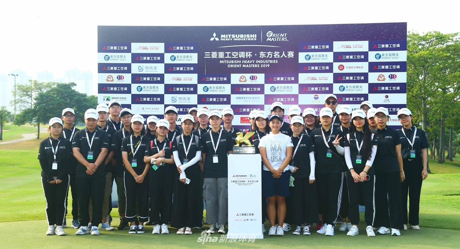 平井亚实与同组球员及裁判在发球台合影,展现高尔夫礼仪与友谊