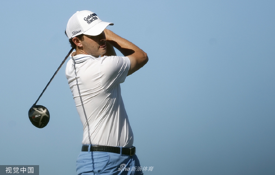 帕特里克·坎特利在果岭边细心切杆，专注的眼神审视着小球飞向洞杯的每一寸路线。