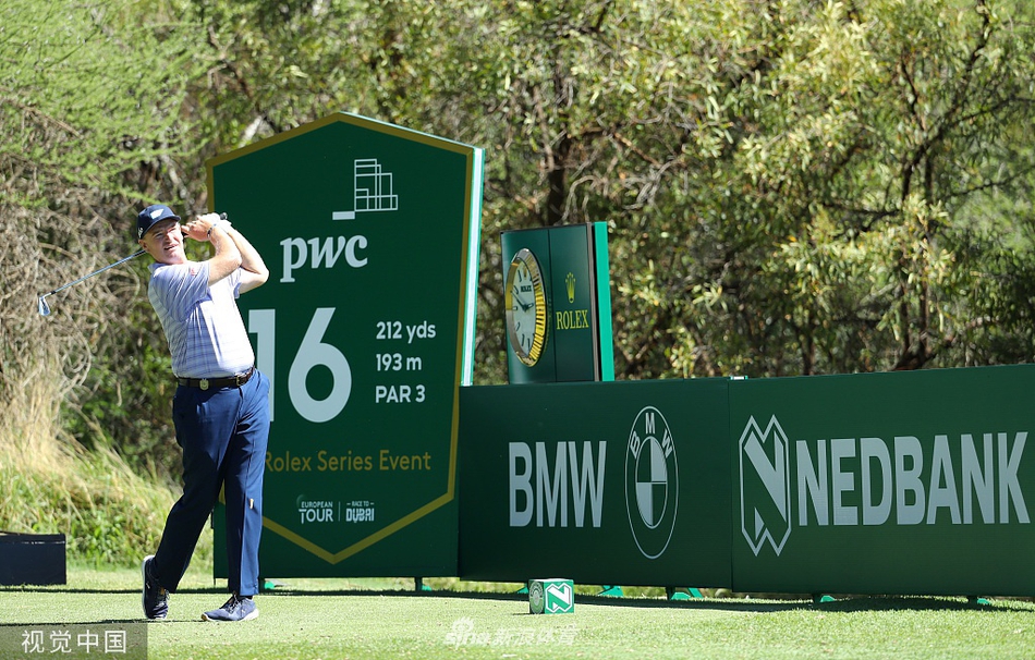 李昊桐在沙坑中沉着挥杆，沙粒飞扬瞬间展现球员处理困难球位的能力。