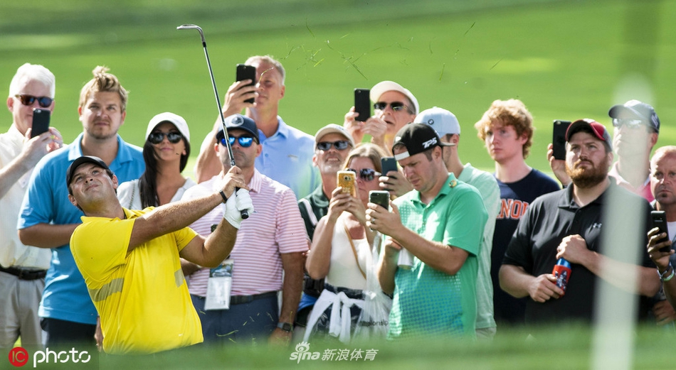 比赛因大雨暂时中断，球迷们纷纷在看台和楼梯下寻找躲雨处，场面颇具趣味