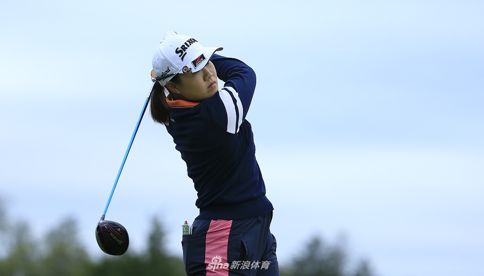 李美香大力开球，身姿舒展充满力量，她是领先榜上不可忽视的竞争者。