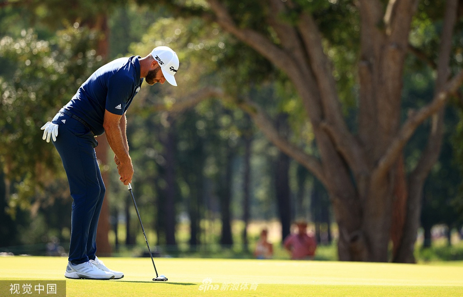 加里克·希格在果岭上沉稳推杆，眼神专注，这是他夺冠路上的关键一击。