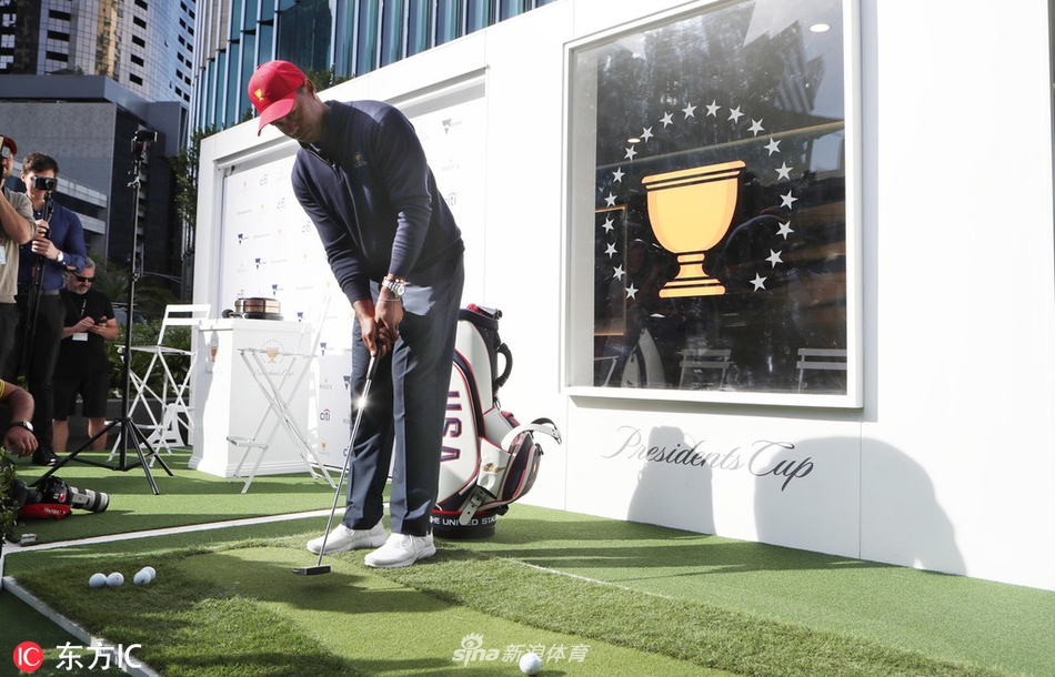 夕阳下的皇家墨尔本球场，起伏的果岭与深黑的沙坑静候着最终决战的到来。