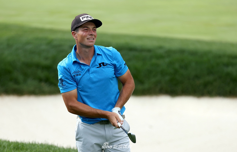 延长赛紧张时刻，托马斯与森川在果岭上共同查看推杆线路